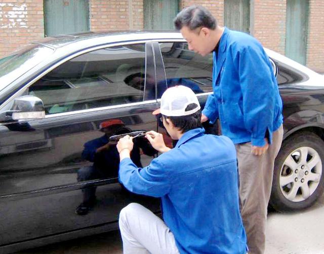 瑞安汽车钥匙丢在车里面怎么办?